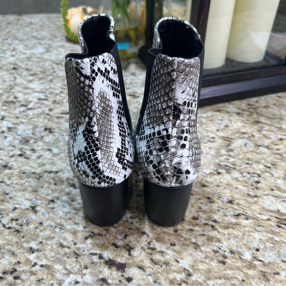 Lulu’s Snake Print Textured Pointed Toe Block Faux Leather Heel Boots 6 NWOT - Picture 9 of 11